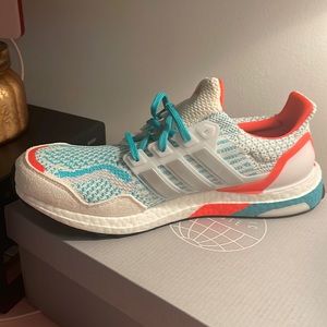 Men’s ultra boost US size 8. Made from recycled ocean plastic. never been worn.